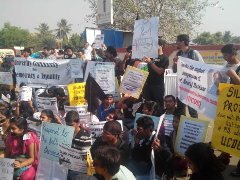 मुम्बई विश्वविद्यालय में प्रो. हातेकर के निलम्बन के ख़िलाफ़ यूसीडीई के नेतृत्व में चला छात्र आन्दोलन