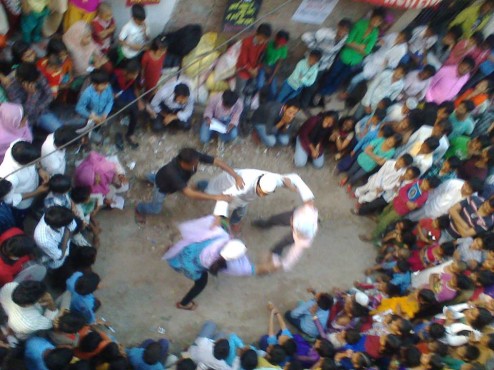 दिल्‍ली में भण्‍डाफोड़ अभियान के दौरान नुक्‍कड़ नाटक