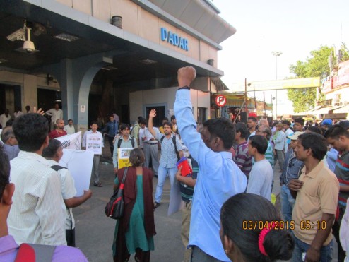मुम्बई में विभिन्न संगठनों ने दादर स्टेशन के बाहर प्रदर्शन किया 